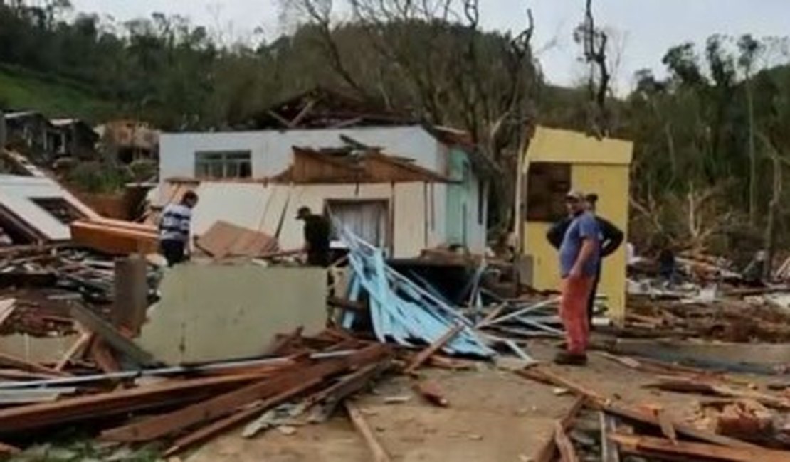 Tornados e tempestades com granizo deixam 830 desabrigados e 16 feridos em SC