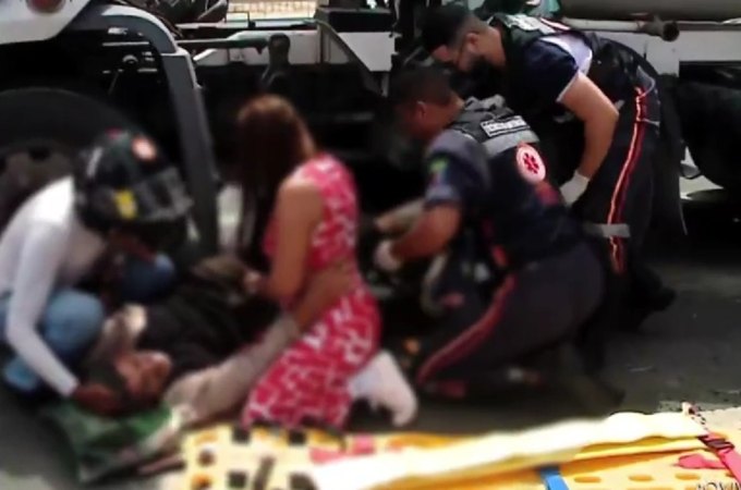 Motociclista fica ferido após colidir com carro e ser atropelado por caminhão, em Maceió