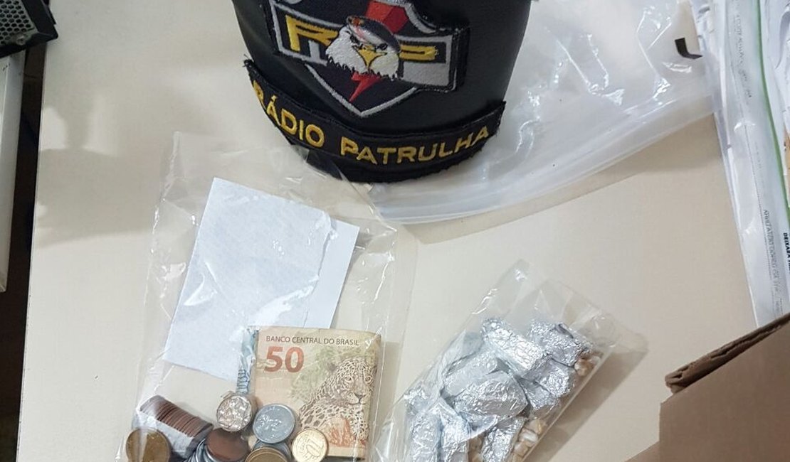 Dupla suspeita de tráfico é presa com drogas e dinheiro em Arapiraca