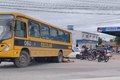 Mulher fica embaixo de ônibus escolar após acidente no Trevo da Igrejinha, em Arapiraca