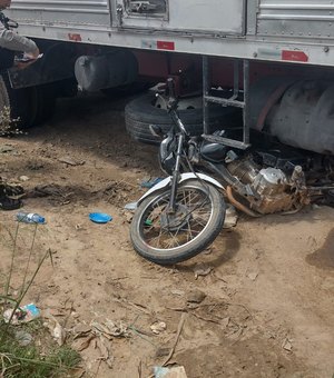 Vídeo. Motociclista sofre apenas escoriações após ficar embaixo de caminhão, em Arapiraca