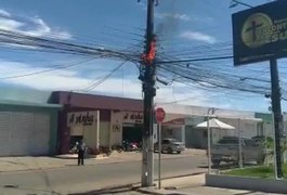 Vídeo. Poste pega fogo no bairro Baixa Grande, em Arapiraca