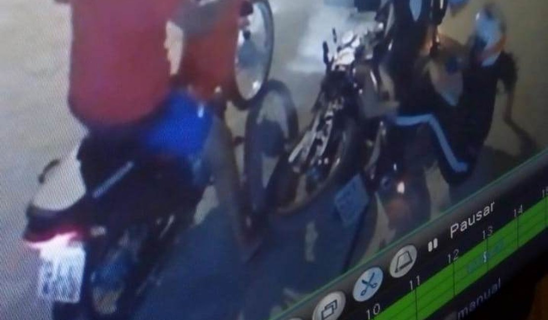 Vídeo. Mulher tem bolsa contendo R$ 1.600 roubada na porta de casa em Arapiraca