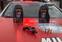Suspeito de ameaçar moradores foge da PM e abandona revólver durante operação em Maceió