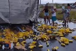 Caminhão com carga de cerveja tomba e motorista fica preso às ferragens do veículo na AL-220