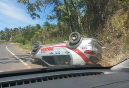 Viatura com subcomandante do 11º BPM capota na AL-101 Sul