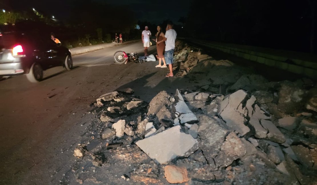 Motociclista sofre queda de moto em trecho em obras e fica desacordado em Arapiraca