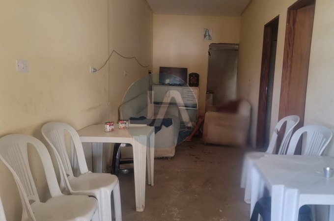 Residência onde funciona pequeno bar é cenário de assassinato a facadas em Arapiraca; homem morreu sentado em sofá