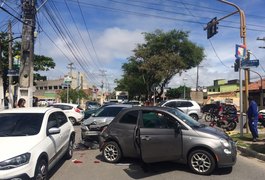 Colisão entre veículos fecha cruzamento na Jatiúca, em Maceió