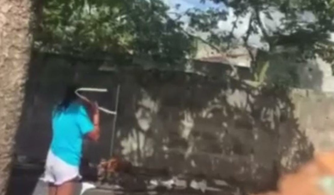 Veja o vídeo que flagra idosa agredindo cachorro com mangueira por motivo banal em Teotônio Vilela