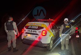 Vídeo. Colisão entre dois carros deixa veículos em ribanceira e carne espalhada na AL-115, em Arapiraca