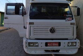 Caminhão roubado nesta sexta-feira (12) é abandonado e levado para a delegacia de Carpina, em Pernambuco