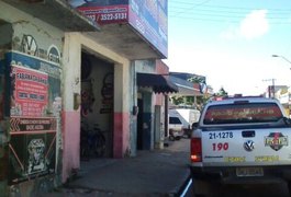 Homem se passa por cliente e furta tablet de loja, em Arapiraca