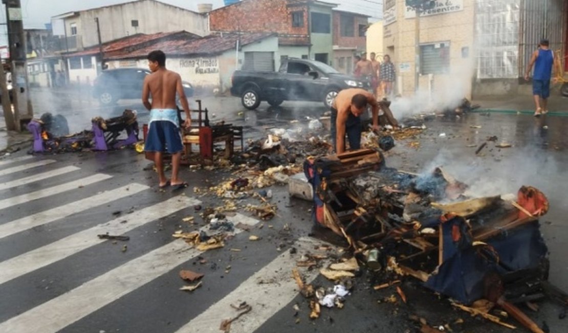 Galeria entope, água invade casas e moradores de grota fecham via no Feitosa