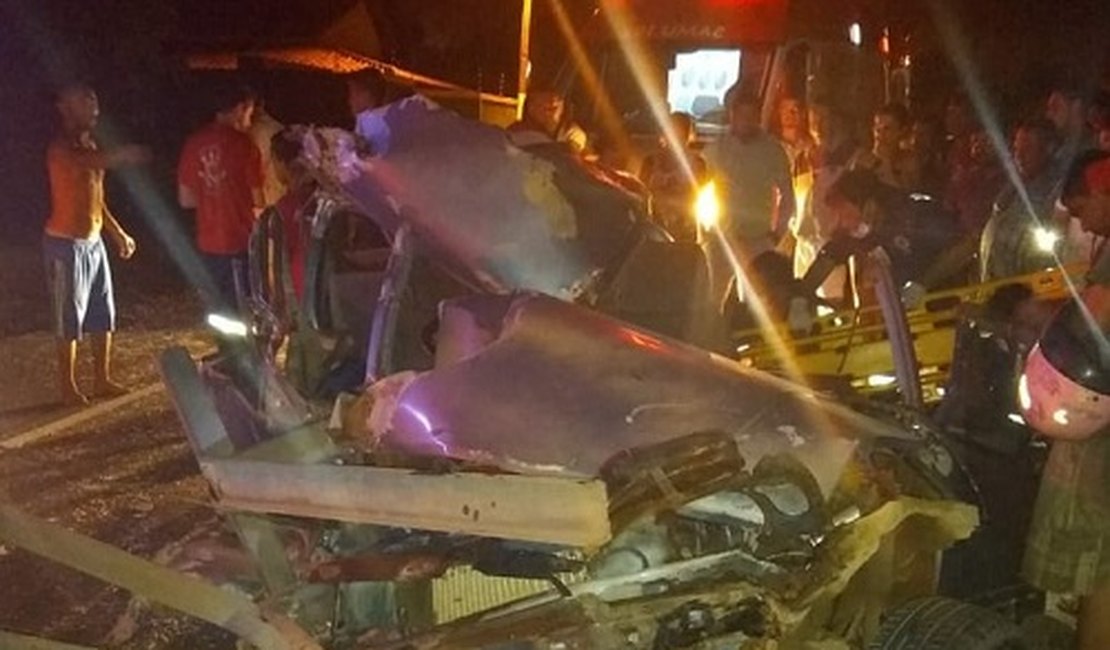Veículo bate em traseira de caminhão e duas pessoas ficam feridas em trecho da AL-110