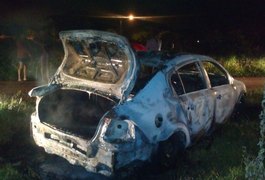 Veículo roubado é carbonizado no bairro Verdes Campos em Arapiraca