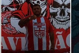 Jovem com passagens pela polícia é assassinado a tiros em praça de Maceió