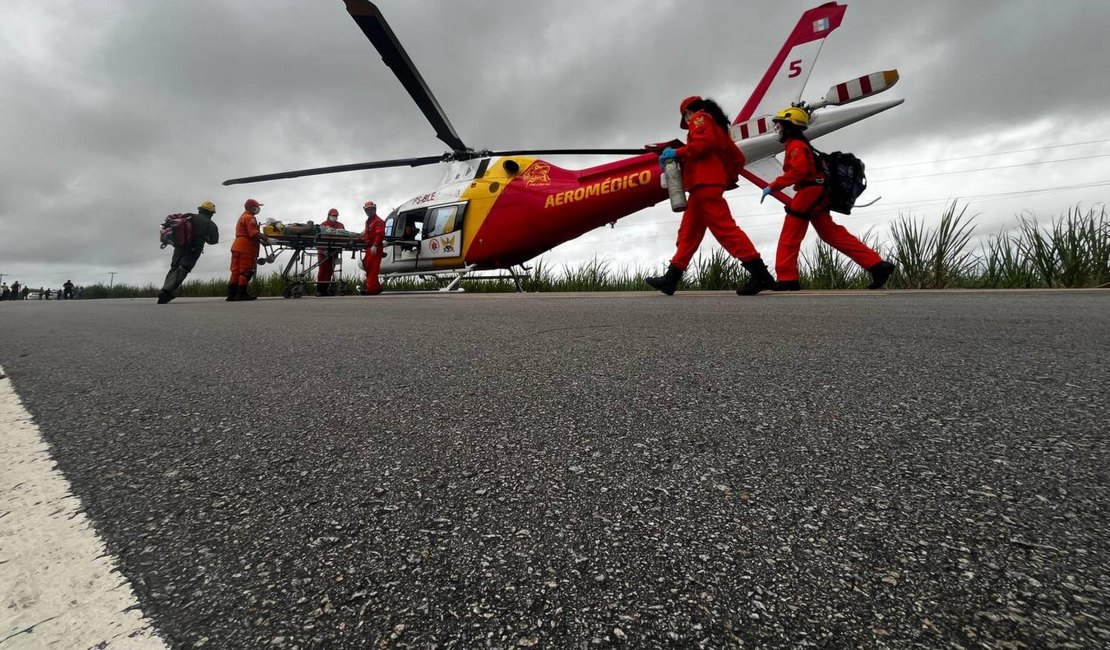 Departamento Estadual de Aviação resgata vítima presa às ferragens em colisão grave em Marechal Deodoro
