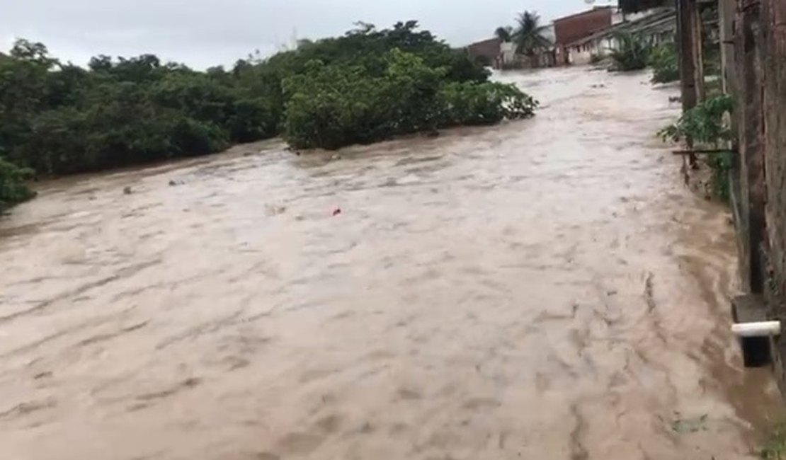 Chuva faz nível de rio Jacuípe subir e deixa ruas e casas inundadas
