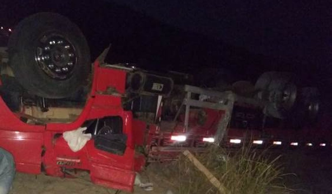 Capotamento de caminhão deixa uma pessoa morta na BR-101, em Pilar