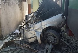 Carro é arrastado por trem e fica destruído em Satuba; motorista sofre ferimentos