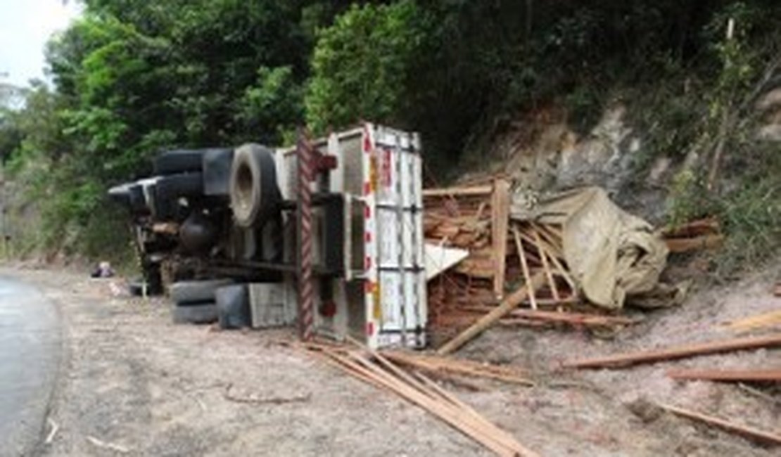 Caminhão tomba e deixa dois feridos em Passo do Camaragibe