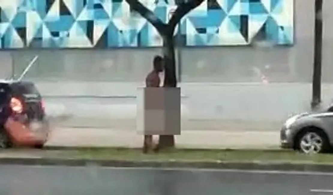 Amante da natureza? Homem pelado tenta 'fazer sexo' com árvores no meio da chuva; assista