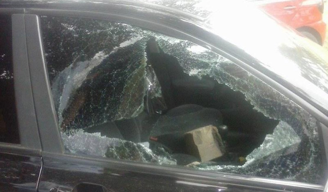 Advogada tem carro arrombado na frente do Ministério Público, em Arapiraca