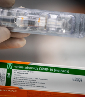 Renan Filho anuncia chegada e distribuição de 15 mil vacinas da coronavac