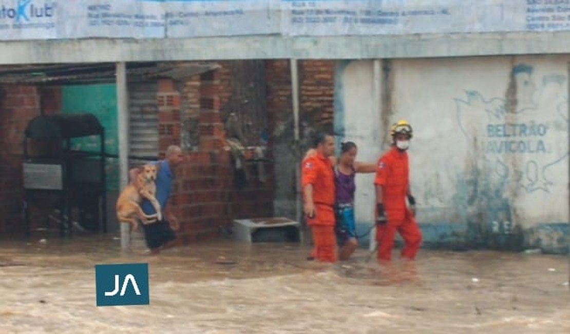 Mulher e cachorro são socorridos após água invadir residência em Arapiraca