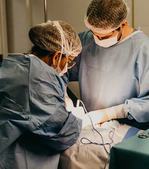 Mulher descobre instrumento cirúrgico 'do tamanho de um prato' deixado em seu corpo após cesárea