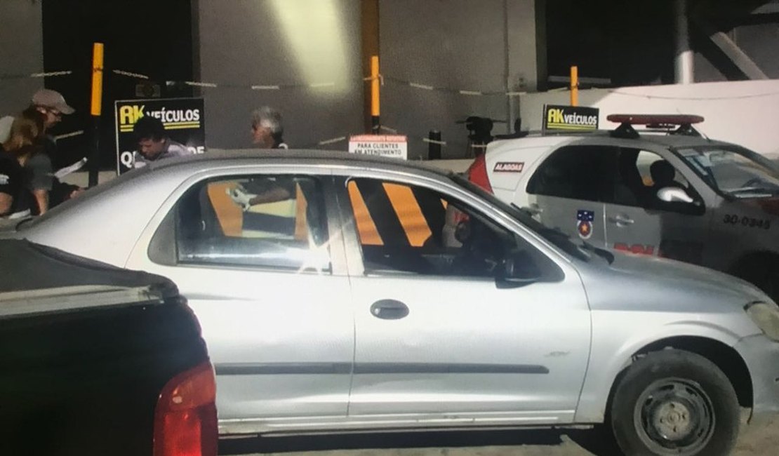 Homem é encontrado morto dentro de carro na Av. Durval de Goés, em Maceió