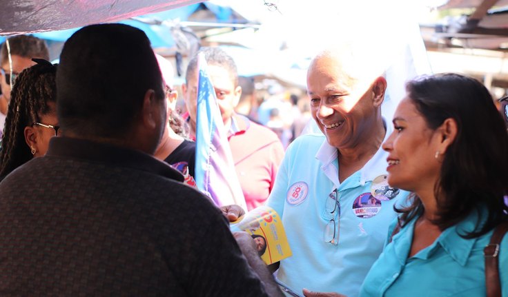 Cícero e Eliane reforçam que farão um governo popular durante panfletagem em Atalaia