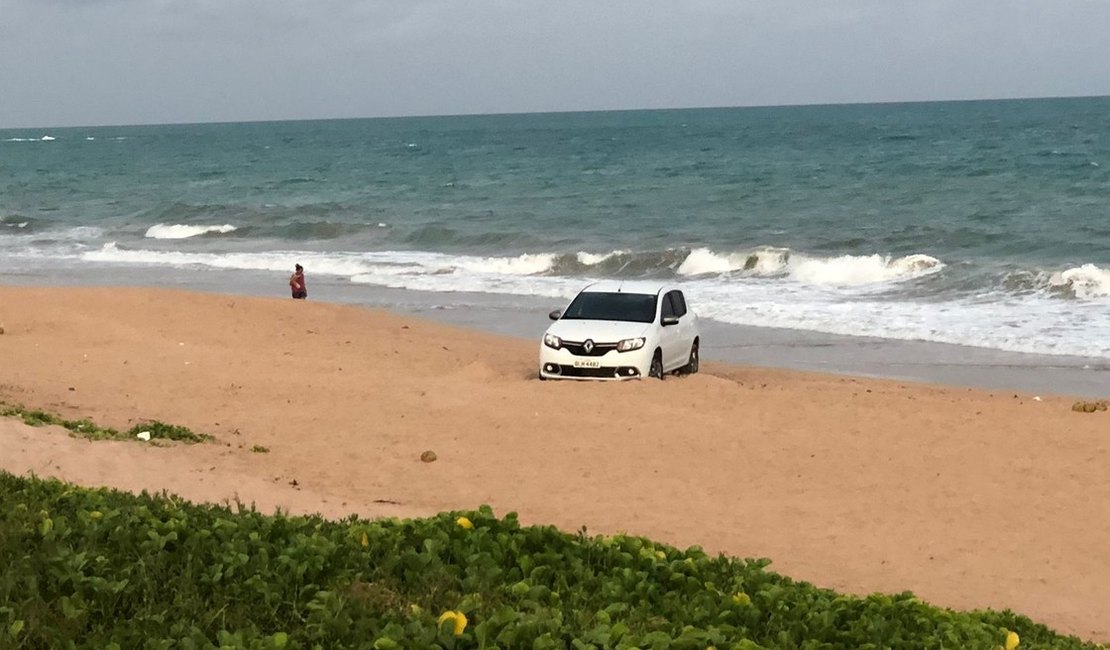 Motorista abandona carro em praia de Maceió após veículo atolar na faixa de areia