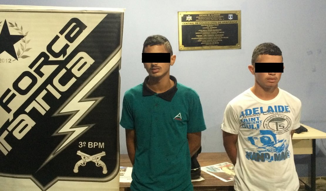 Dupla é apreendida com arma de fogo e moto roubada