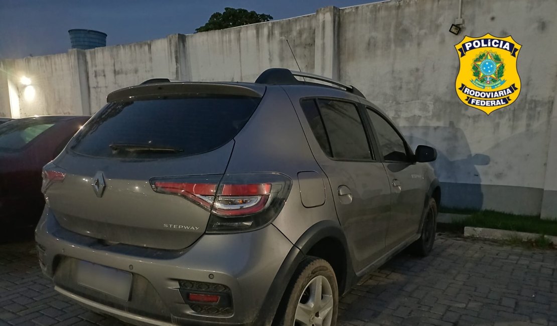 PRF prende foragido da justiça por homicídio dirigindo carro clonado em Rio Largo