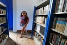 Menina de Mata Grande conhece Biblioteca Pública Estadual