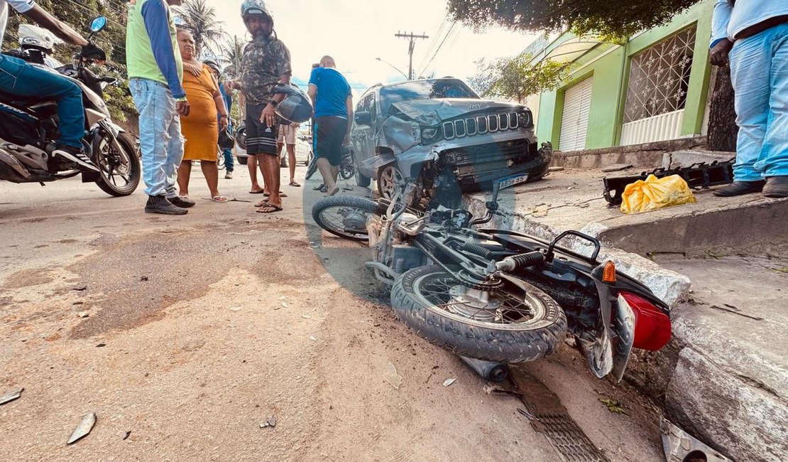 Acidente envolve três veículos enquanto motorista fazia retorno no bairro Cacimbas