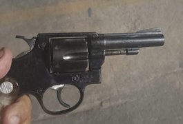 Rotam e Raio prendem homem com arma e drogas na sede de torcida organizada