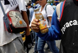 Manifestantes usam 'bombas de cocô' durante protesto na Venezuela