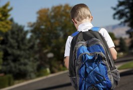 Mochila escolar com excesso de peso pode provocar dores em criança e adolescente