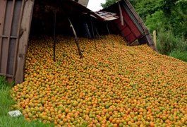 Caminhoneiro morre após ficar soterrado embaixo de carga de laranja, em Alagoas