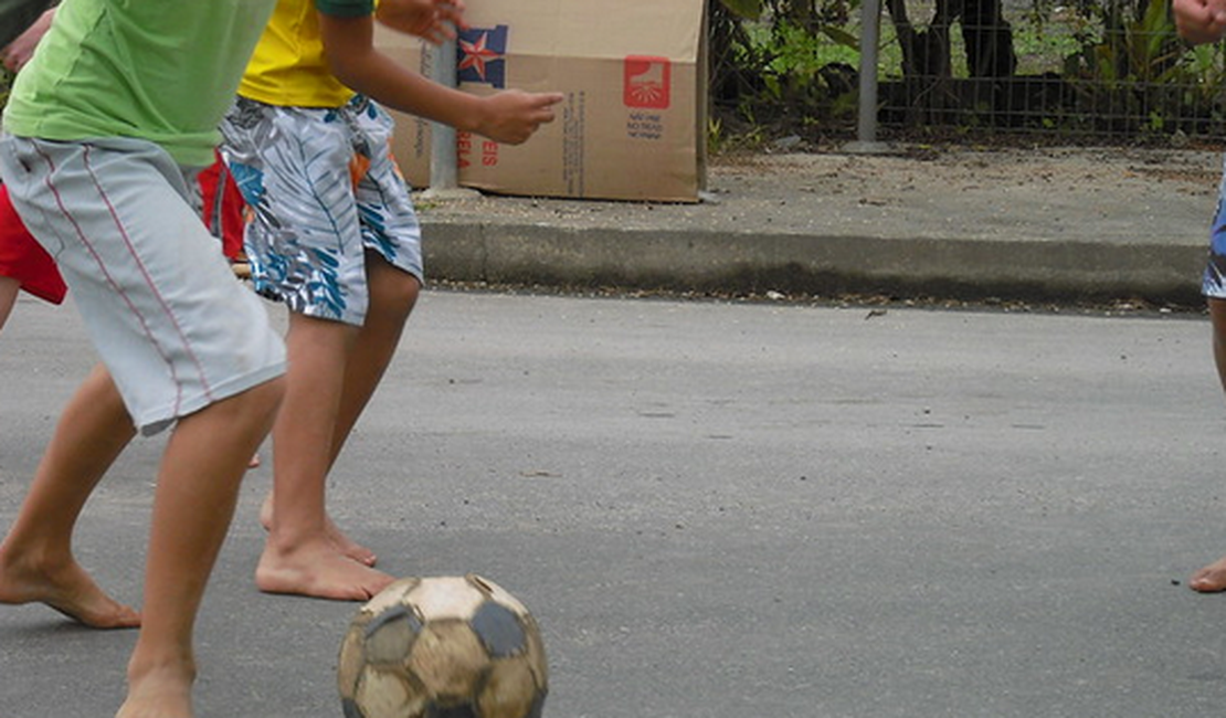 Segurando faca, mulher ameaça crianças que estavam jogando bola na rua em Arapiraca