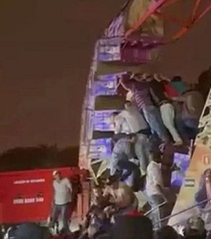 VÍDEO. Brinquedo de parque de diversões trava e oito pessoas acabam feridas em MG