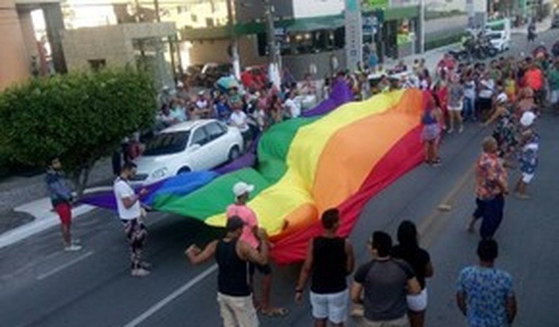 Marcha LGBT contra a homofobia é realizada na orla da Pajuçara