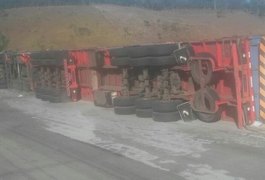 Carreta tomba e motorista morre esmagado no Agreste de Alagoas