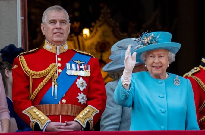 Ex-príncipe Andrew é preso no Reino Unido por suspeita de vazamento de informações confidenciais para Jeffrey Epstein