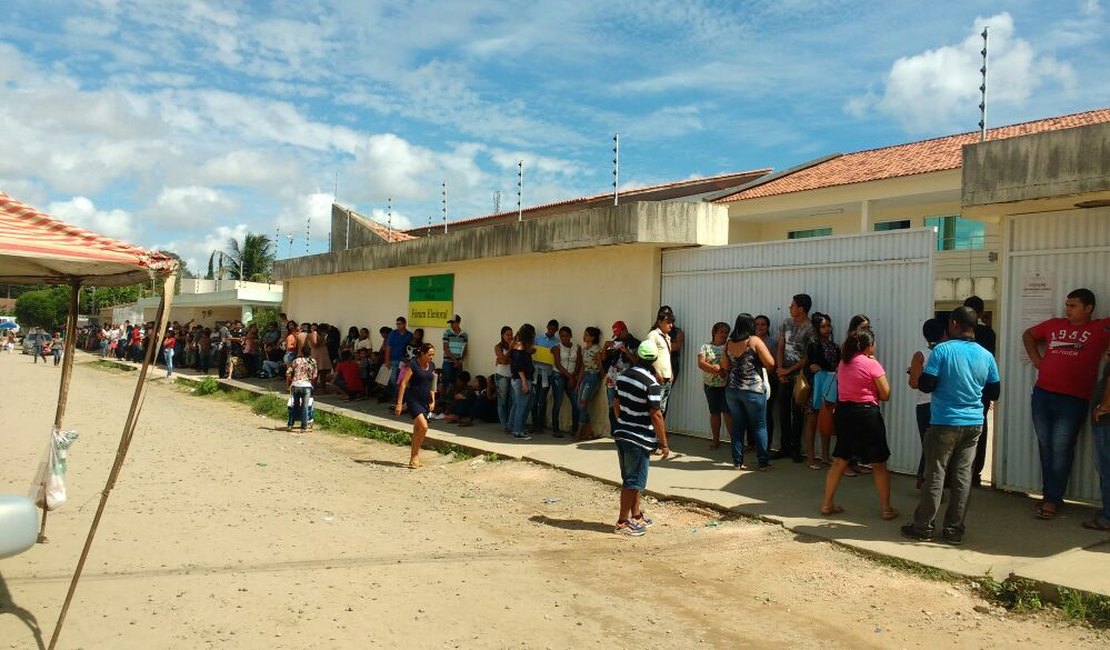 Arapiraquenses lotam prédio da Justiça Eleitoral para participar das eleições de 2018