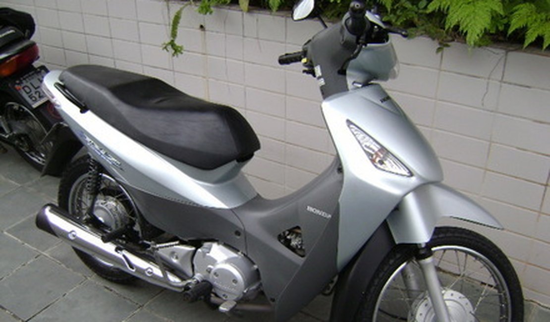 Motocicleta roubada é encontrada em casa em construção em Arapiraca