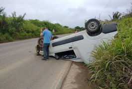 VÍDEO. Motorista perde controle em curva e sai ileso de capotamento na AL-115